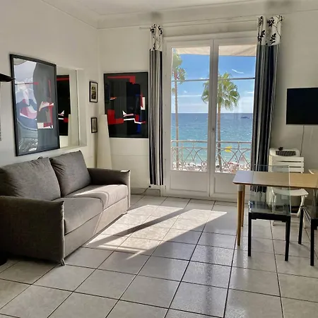 207 - La Croisette- 1ere Ligne Face Avec Balcon *